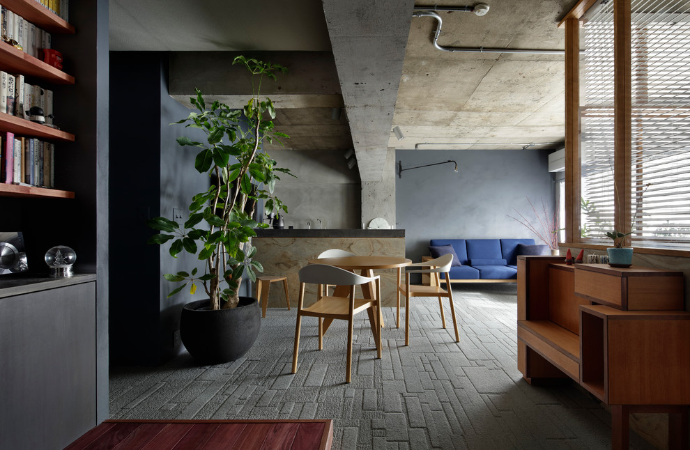 Стильный дизайн: гостиная-столовая в стиле лофт с серыми стенами, полом из керамической плитки и серым полом без камина - последний тренд