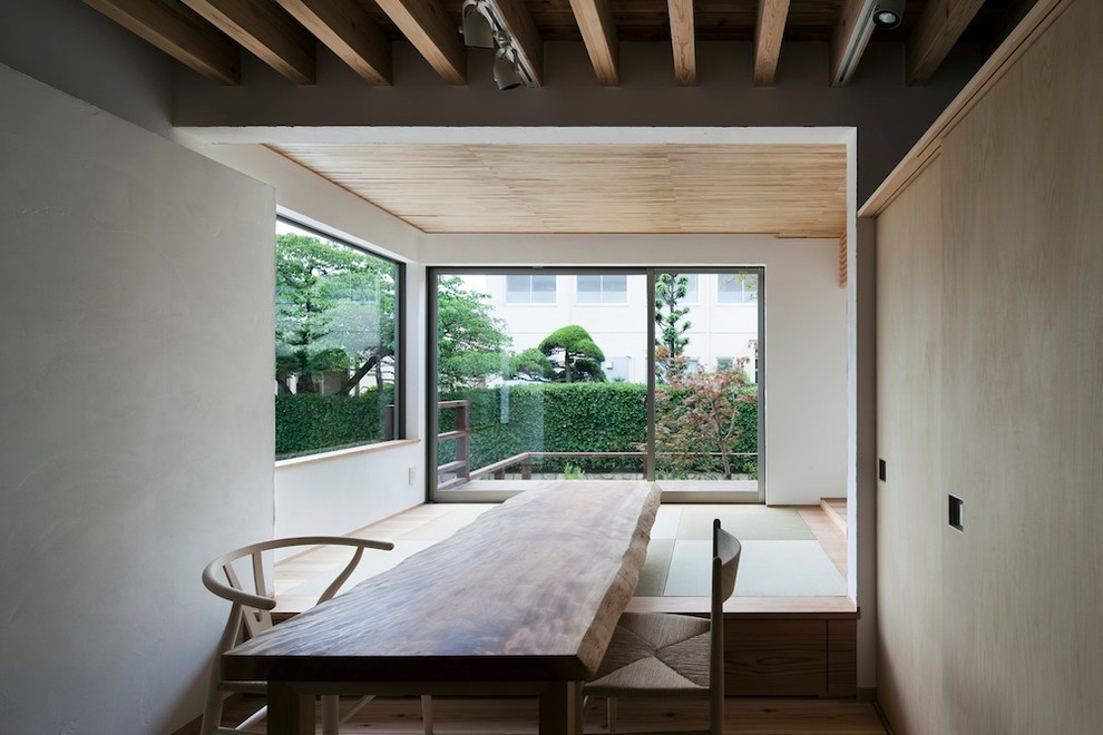 Exemple d'une salle à manger ouverte sur la cuisine moderne avec un sol de tatami.