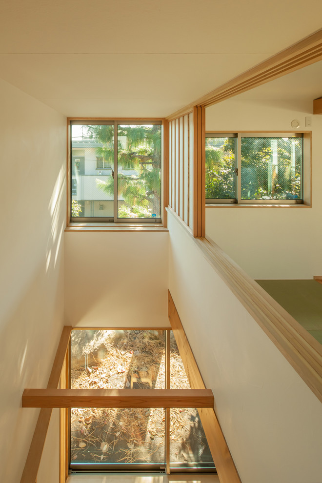 Ispirazione per una piccola sala da pranzo aperta verso il soggiorno moderna con pareti bianche, pavimento in legno massello medio e pavimento marrone