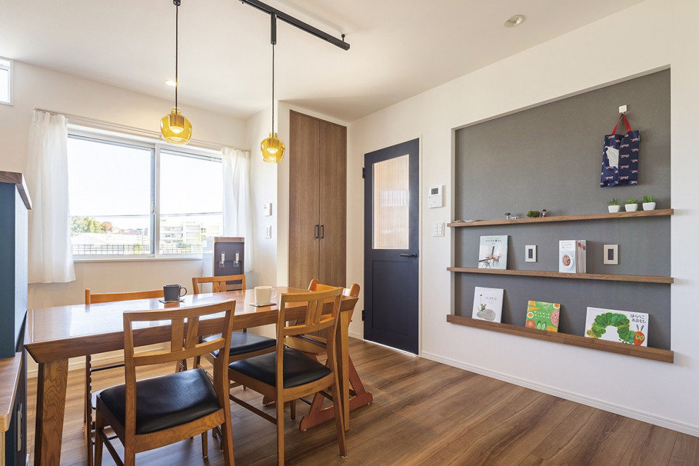 Immagine di una sala da pranzo aperta verso il soggiorno industriale di medie dimensioni con pareti bianche, pavimento in legno massello medio, pavimento marrone, soffitto in carta da parati e carta da parati