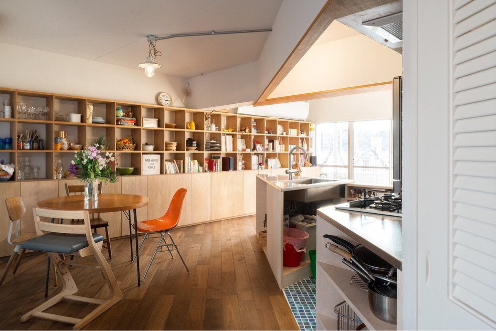Ispirazione per una sala da pranzo design con pareti bianche, pavimento in legno massello medio e pavimento marrone