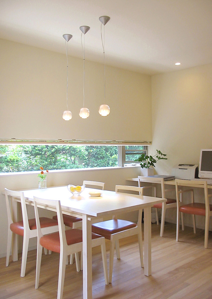 Inspiration for a modern dining room in Yokohama.