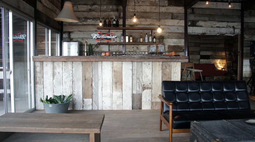 Ispirazione per una sala da pranzo rustica di medie dimensioni con pareti multicolore, parquet chiaro e pavimento grigio