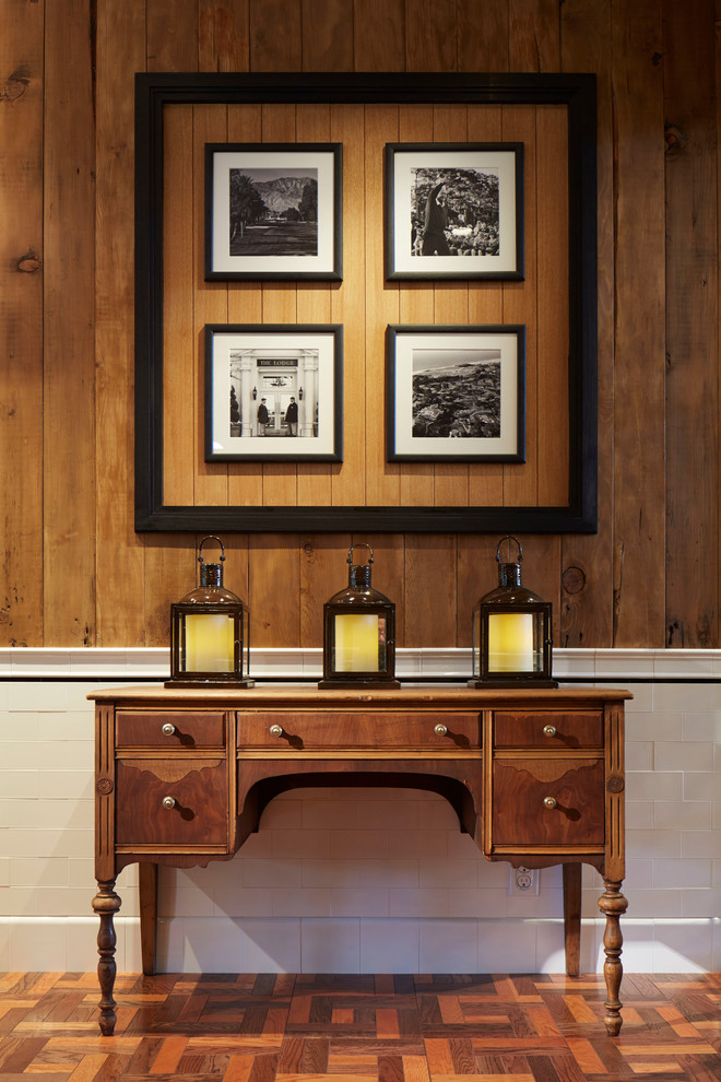 Modelo de comedor clásico con paredes marrones, suelo de madera en tonos medios y suelo marrón