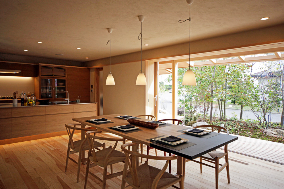 Источник вдохновения для домашнего уюта: гостиная-столовая в восточном стиле с бежевыми стенами, светлым паркетным полом и коричневым полом