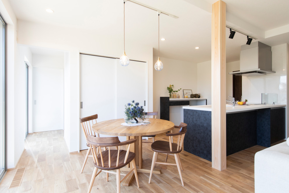 Idee per una sala da pranzo moderna con pareti bianche, pavimento in legno massello medio e soffitto in carta da parati