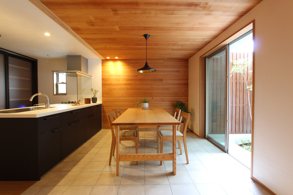 Cette photo montre une salle à manger ouverte sur le salon asiatique avec un sol en carrelage de céramique, aucune cheminée, un mur marron et un sol gris.