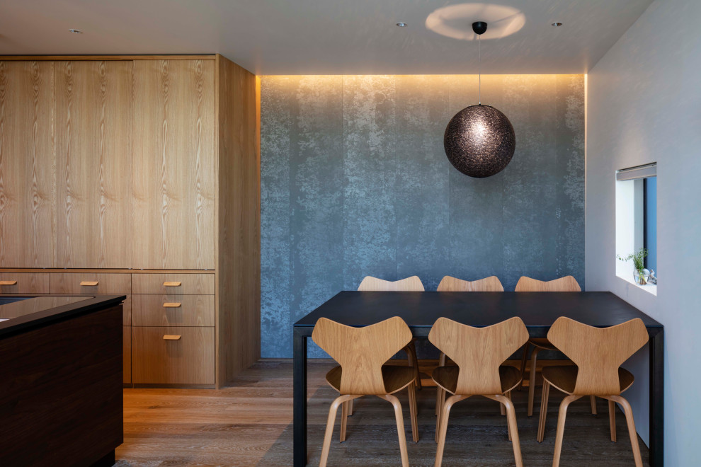 Ispirazione per una sala da pranzo aperta verso il soggiorno design con pareti grigie, pavimento in compensato, pavimento marrone, soffitto in perlinato e pannellatura