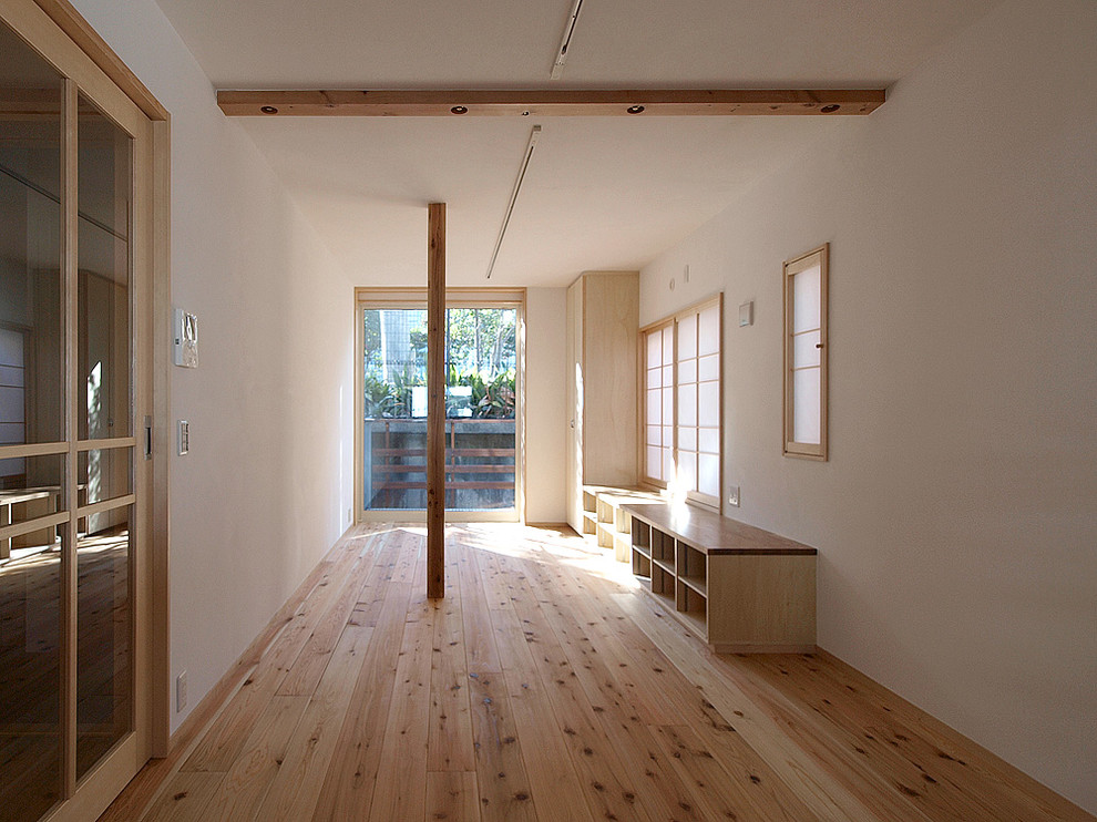 Inspiration for a scandi dining room in Tokyo with white walls and light hardwood flooring.