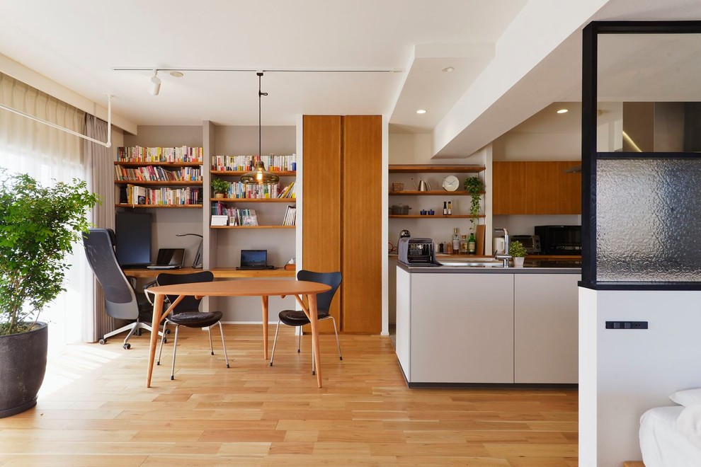 Стильный дизайн: гостиная-столовая в современном стиле с разноцветными стенами, паркетным полом среднего тона и коричневым полом - последний тренд