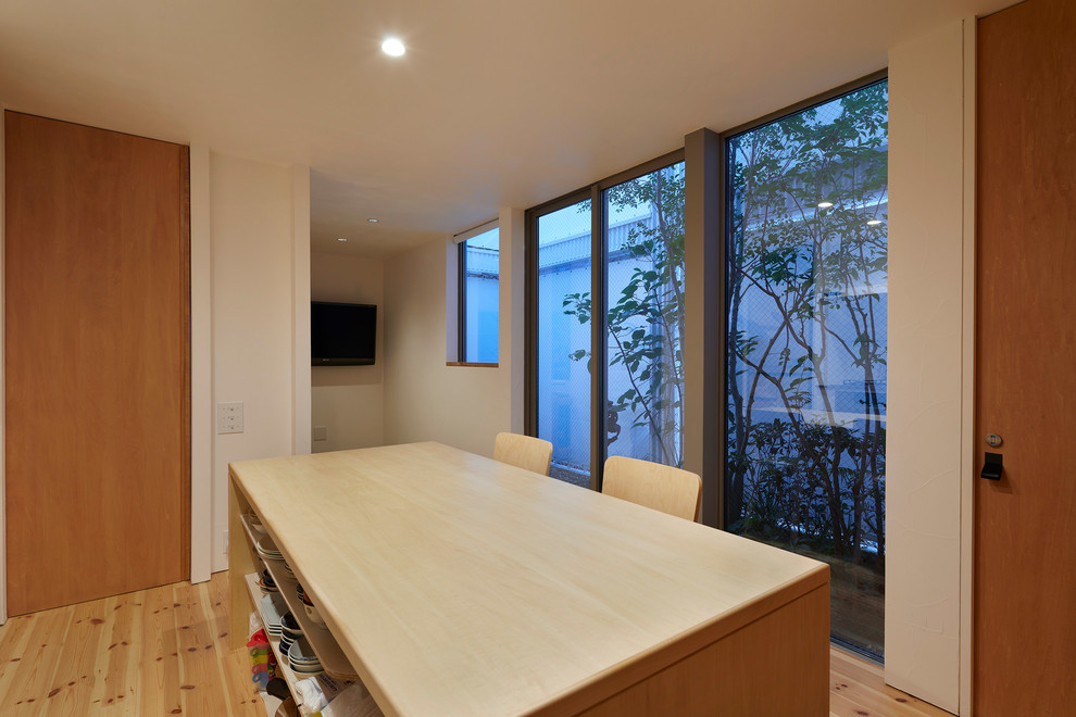 東京23区にある中くらいなミッドセンチュリースタイルのおしゃれなダイニングキッチン (白い壁、無垢フローリング、暖炉なし、ベージュの床) の写真