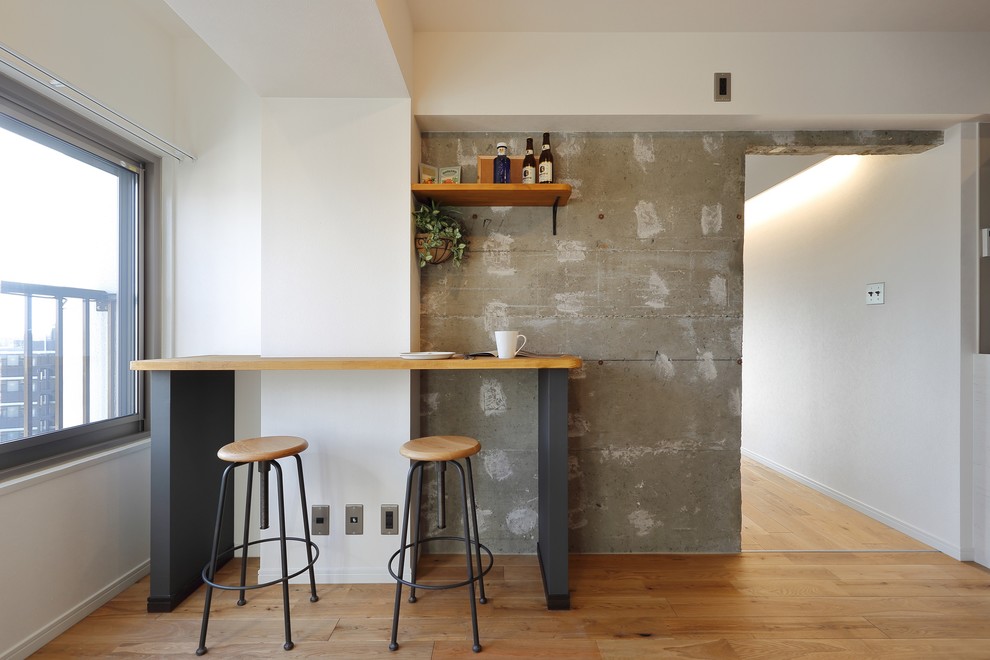 東京23区にあるお手頃価格の中くらいなインダストリアルスタイルのおしゃれなダイニングキッチン (マルチカラーの壁、淡色無垢フローリング、暖炉なし、茶色い床) の写真