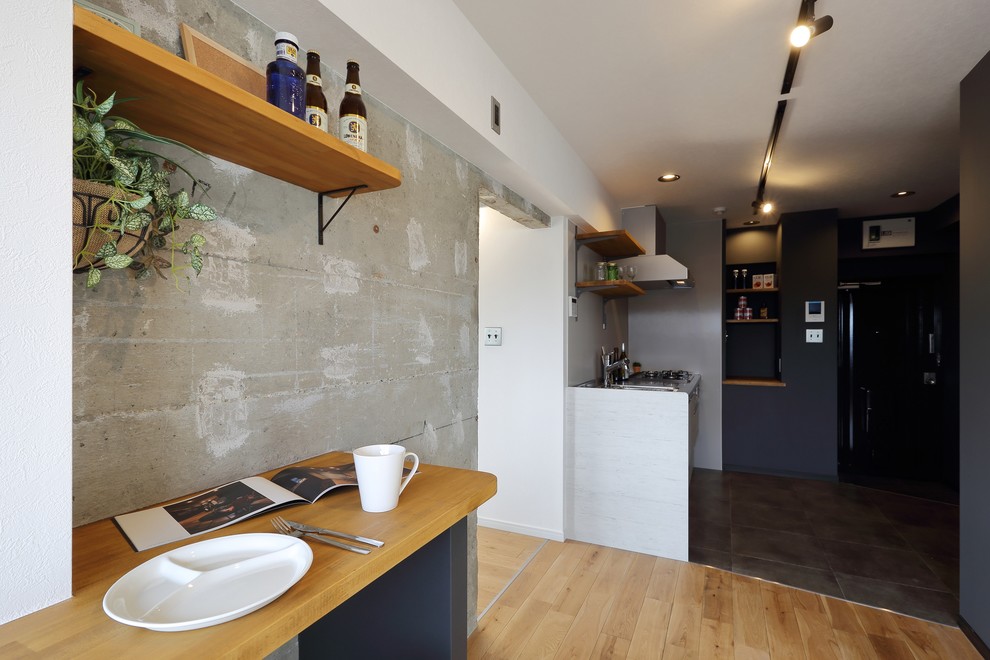 Mittelgroße Industrial Wohnküche ohne Kamin mit bunten Wänden, hellem Holzboden und braunem Boden in Tokio