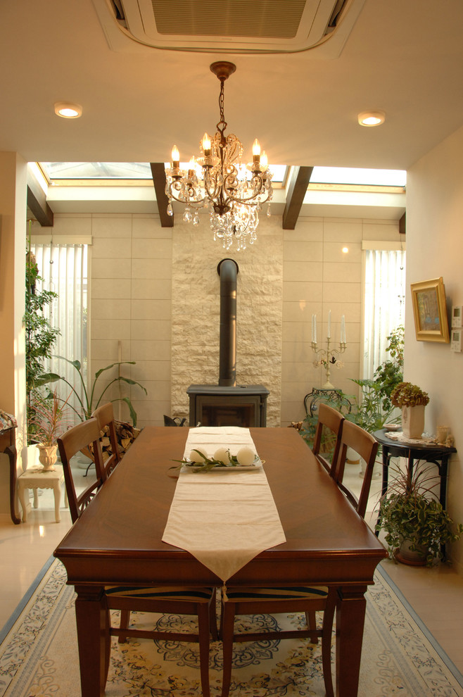 Cette photo montre une salle à manger ouverte sur la cuisine chic de taille moyenne avec un mur beige, moquette et un poêle à bois.