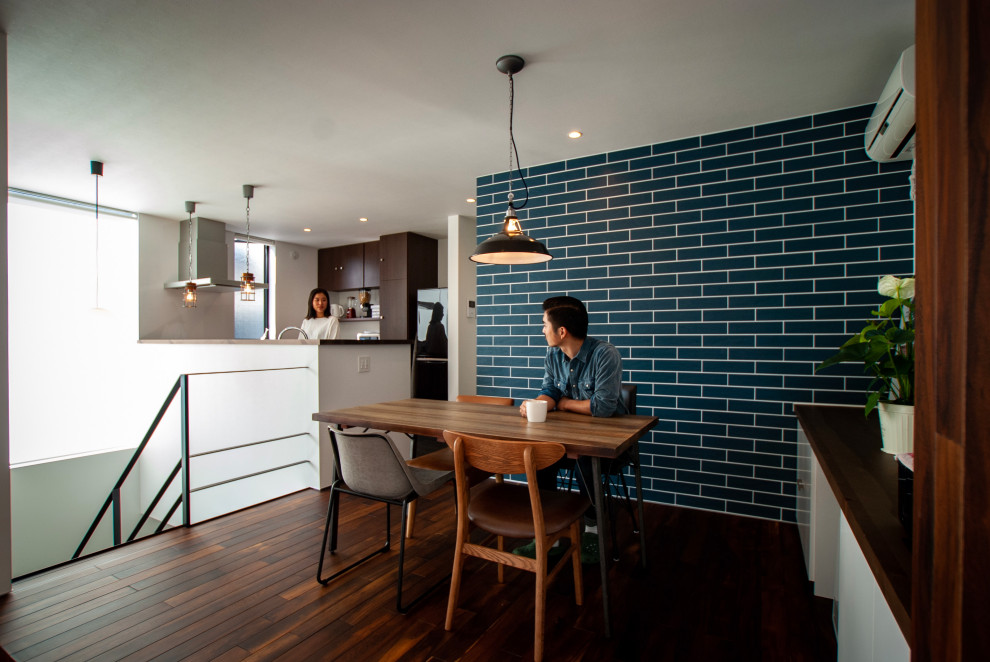 Kleine Retro Wohnküche ohne Kamin mit weißer Wandfarbe, dunklem Holzboden, braunem Boden, Tapetendecke und vertäfelten Wänden in Sonstige