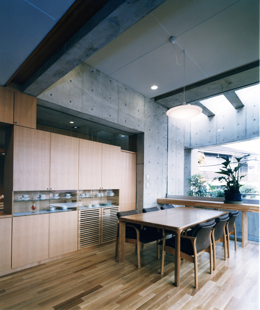 Стильный дизайн: гостиная-столовая в стиле модернизм с серыми стенами, паркетным полом среднего тона, коричневым полом и потолком из вагонки - последний тренд