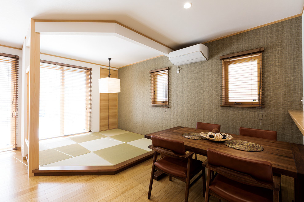 Modernes Esszimmer mit grauer Wandfarbe, Tatami-Boden und grünem Boden in Sonstige