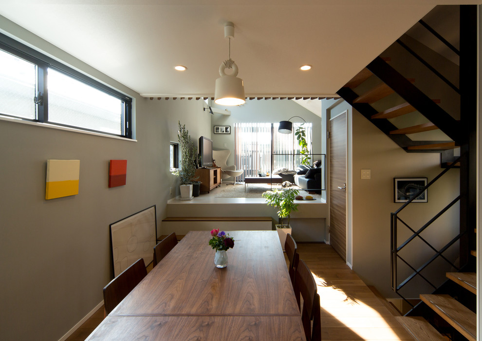 Foto de comedor contemporáneo abierto con paredes beige y suelo de madera clara