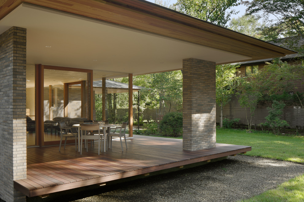 Idee per un patio o portico scandinavo nel cortile laterale con pedane e un tetto a sbalzo