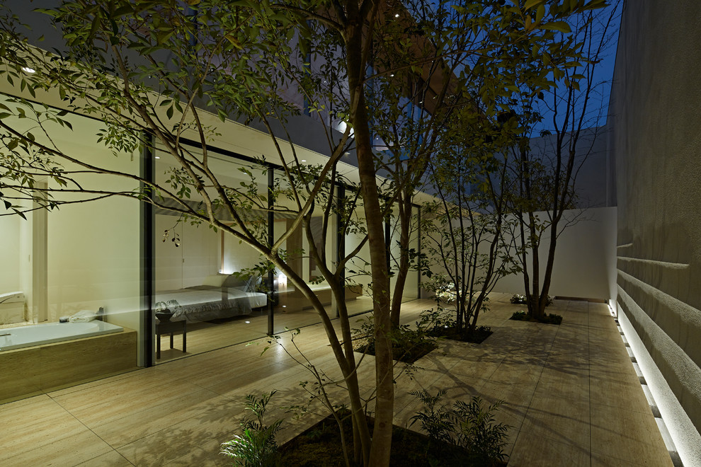 東京23区にあるモダンスタイルのおしゃれな中庭のテラス (天然石敷き) の写真