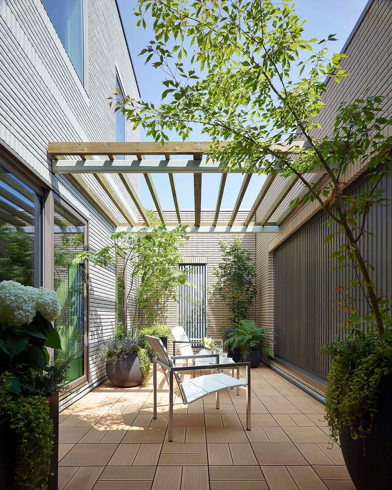 Idée de décoration pour une terrasse asiatique de taille moyenne avec un auvent.
