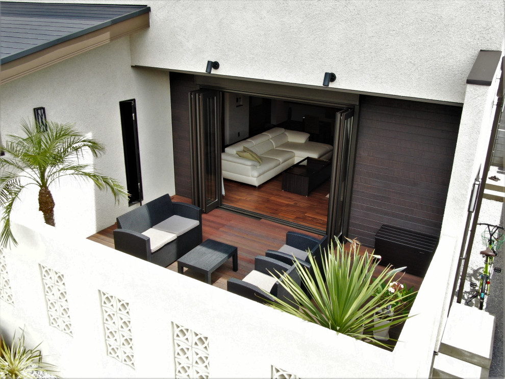 Idee per un patio o portico etnico di medie dimensioni e nel cortile laterale con pedane e un tetto a sbalzo