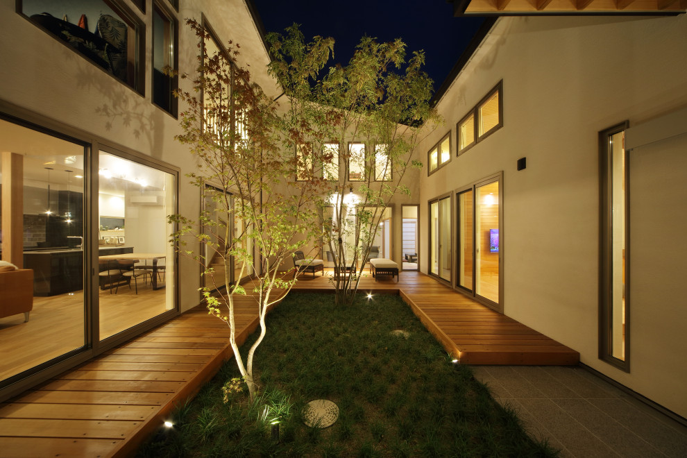 Example of a zen courtyard patio design in Other