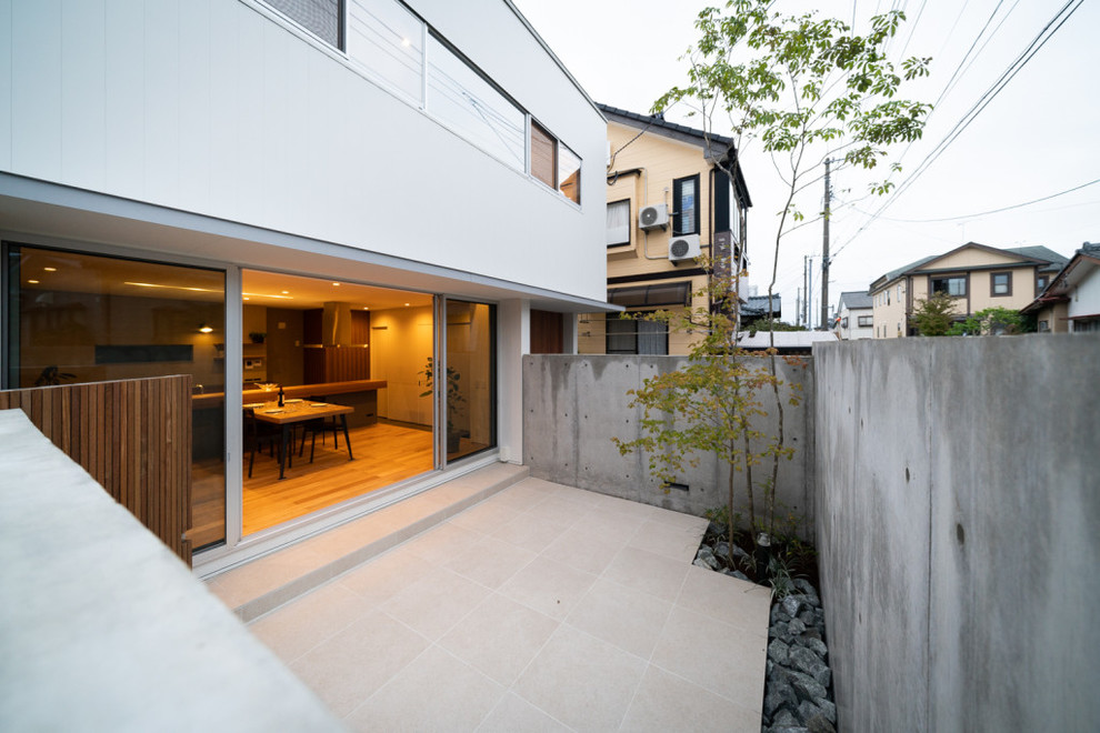 Идея дизайна: двор в стиле модернизм с покрытием из плитки