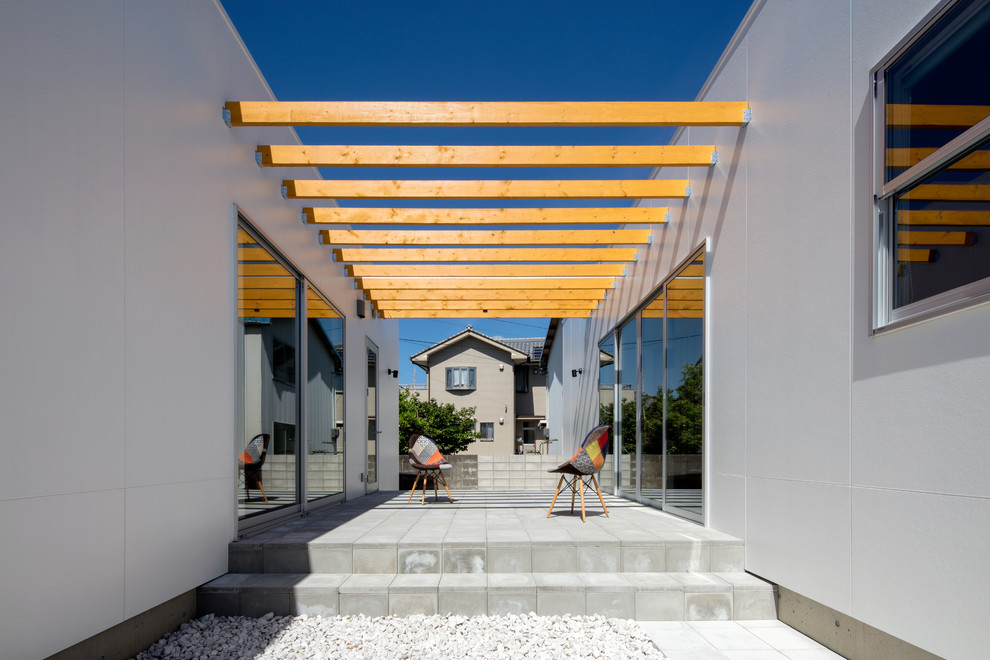 Inspiration for a modern courtyard patio in Other.