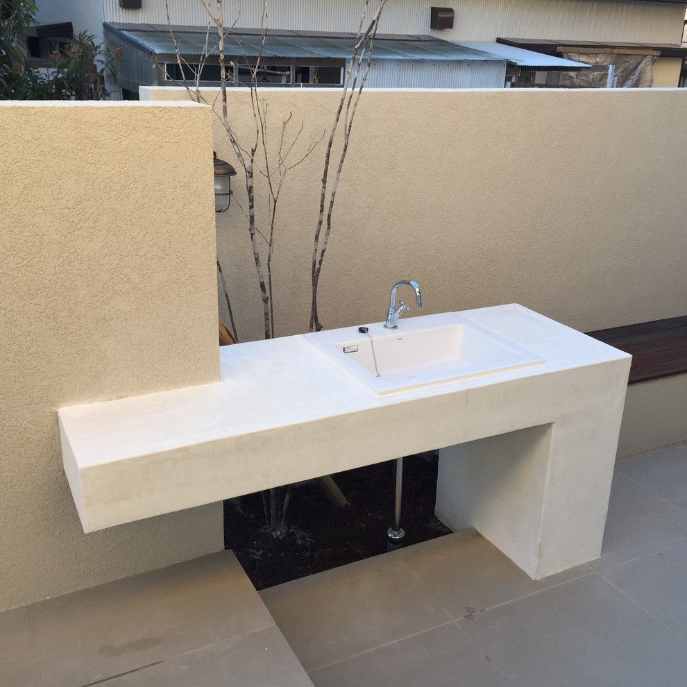 Cette image montre une terrasse minimaliste.