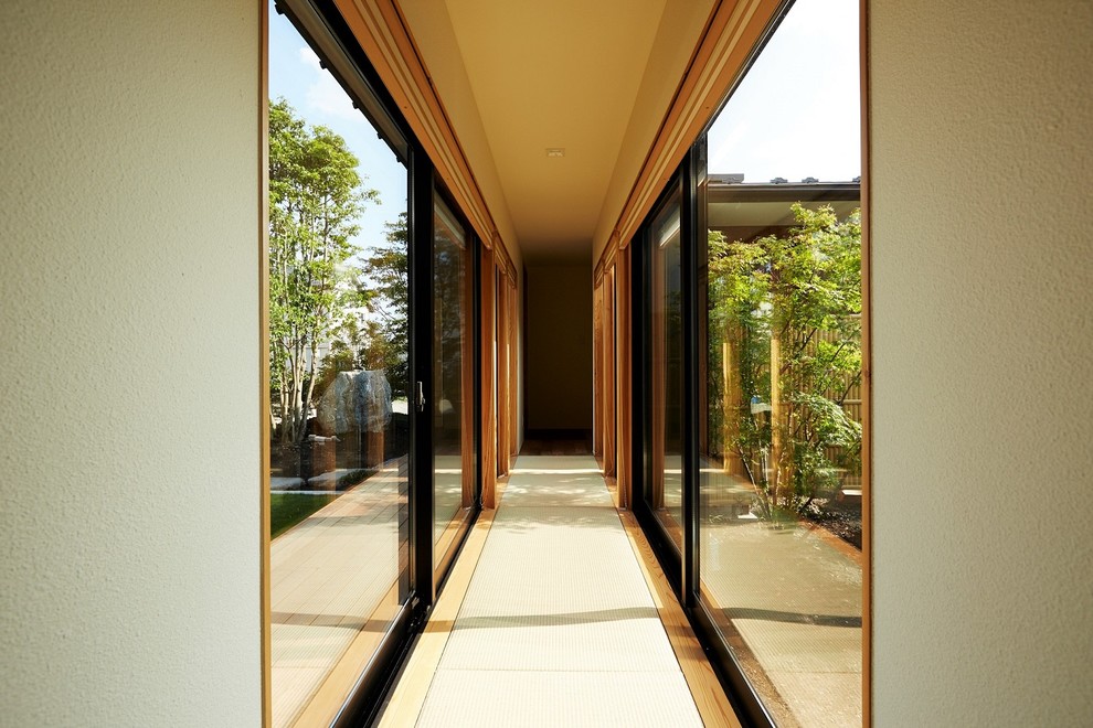 Diseño de patio asiático grande en patio lateral y anexo de casas