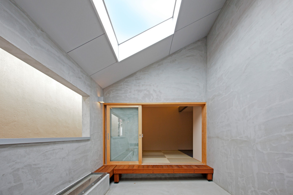 Design ideas for a contemporary patio in Osaka.