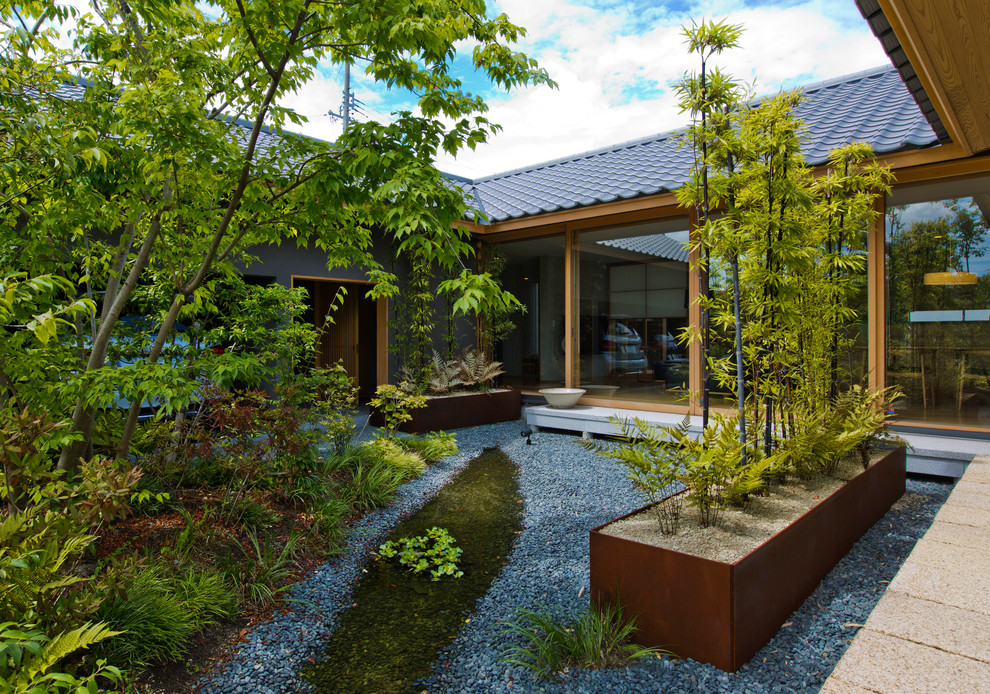 Aménagement d'une terrasse asiatique de taille moyenne avec une cour, des pavés en pierre naturelle et aucune couverture.