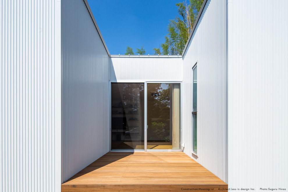Стильный дизайн: двор среднего размера на внутреннем дворе с настилом без защиты от солнца - последний тренд