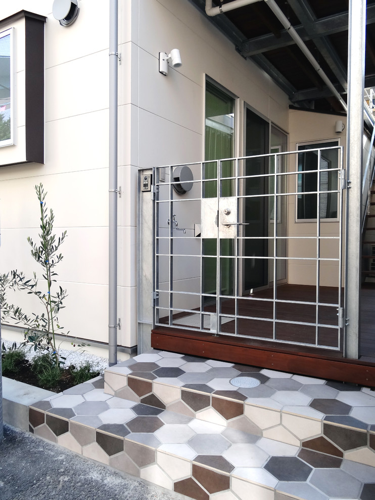 На фото: двор среднего размера на боковом дворе в стиле модернизм с растениями в контейнерах, настилом и навесом