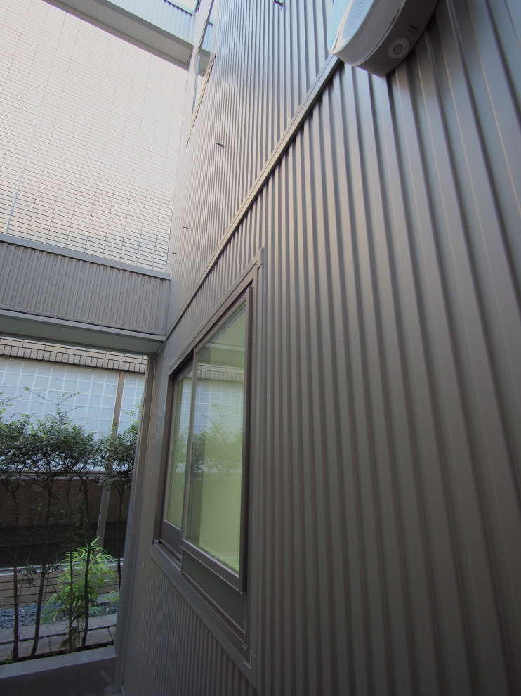 Kleiner Moderner Patio im Innenhof mit Dielen in Tokio