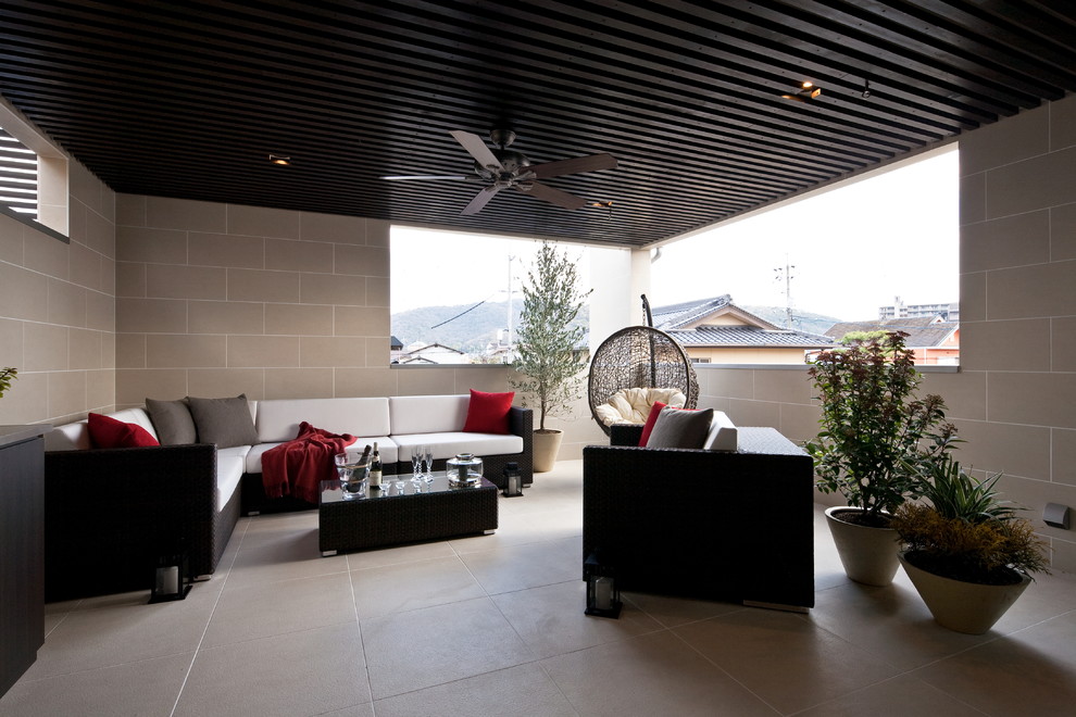 Foto di un patio o portico minimal con un tetto a sbalzo