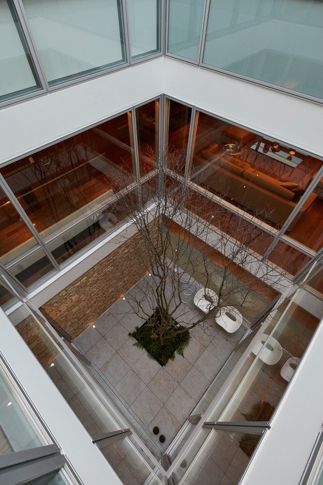 Mittelgroßer, Gefliester Moderner Patio im Innenhof in Tokio