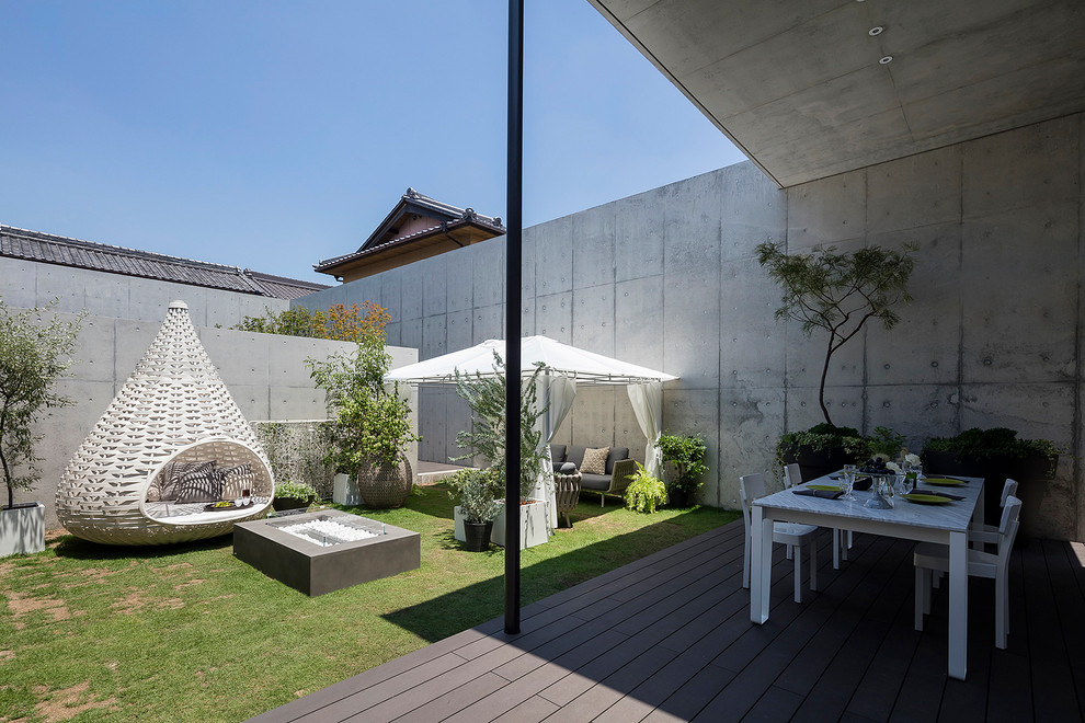 Идея дизайна: двор на внутреннем дворе в стиле лофт с зоной барбекю без защиты от солнца