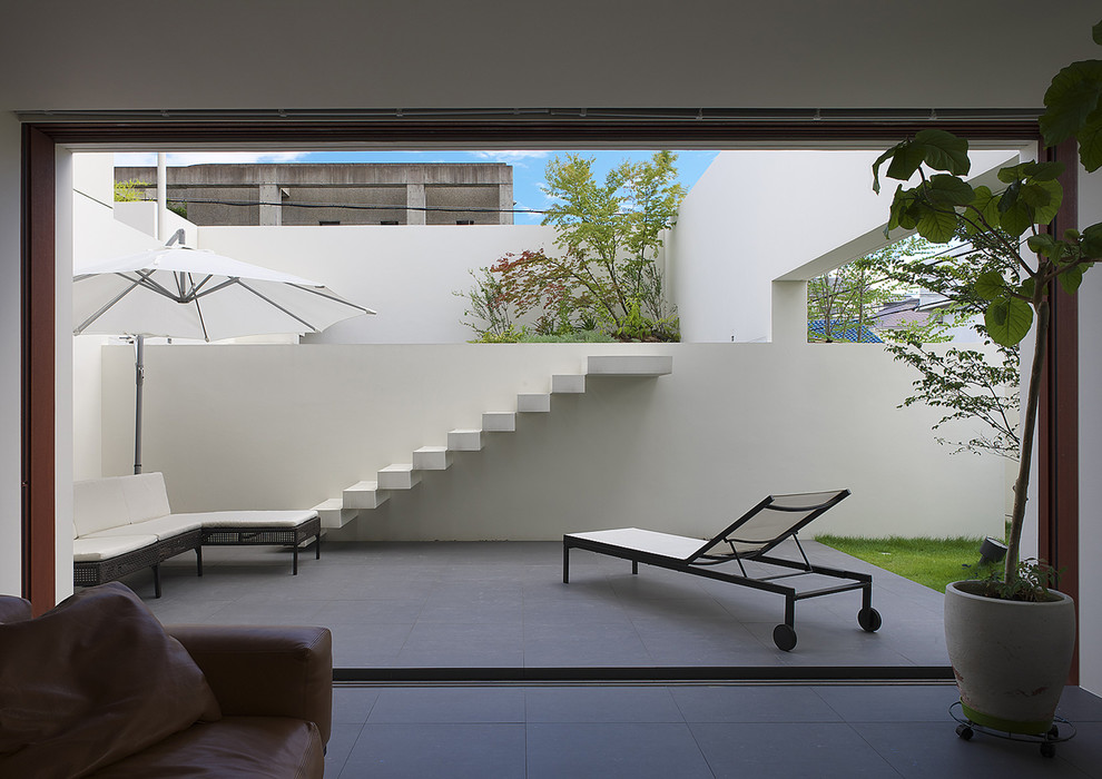 Diseño de patio moderno sin cubierta en patio trasero con cocina exterior