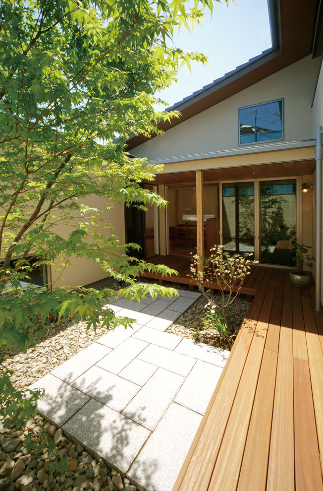 Cette image montre une terrasse minimaliste avec une cour et aucune couverture.