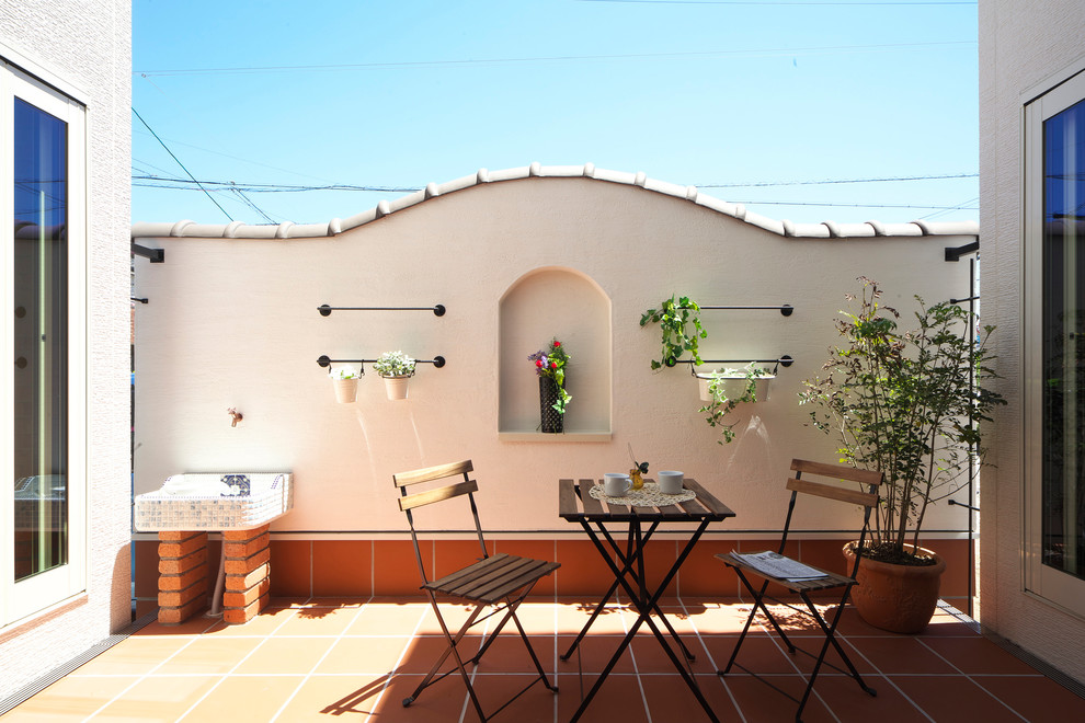 他の地域にある地中海スタイルのおしゃれな中庭のテラス (日よけなし) の写真