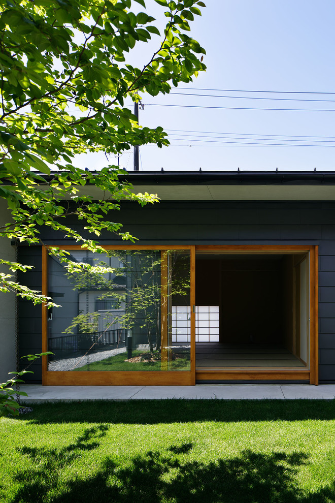 Cette photo montre une terrasse asiatique avec une cour.