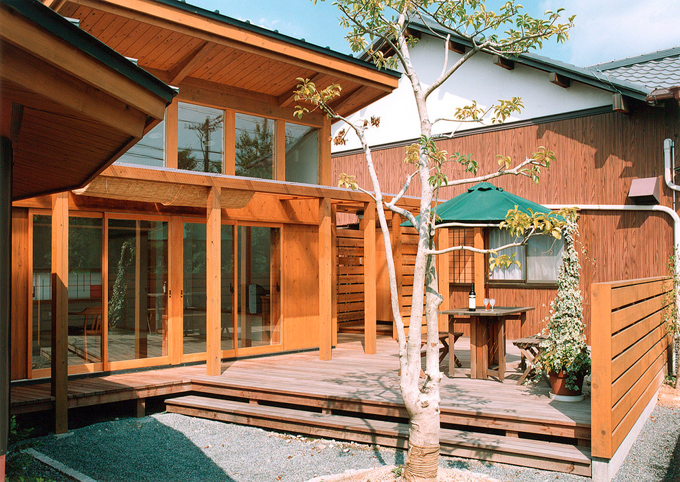 Стильный дизайн: маленький двор на внутреннем дворе в стиле модернизм для на участке и в саду - последний тренд