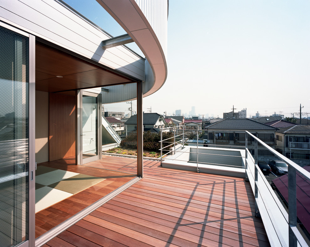 Idée de décoration pour une terrasse en bois latérale minimaliste de taille moyenne avec une pergola.
