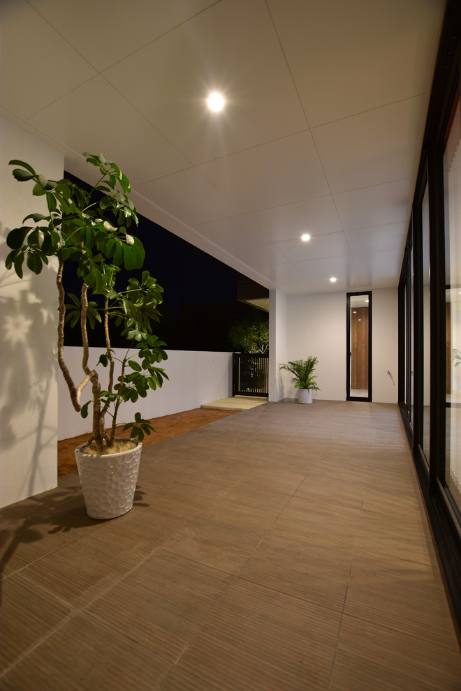 Стильный дизайн: двор в стиле модернизм с покрытием из плитки - последний тренд