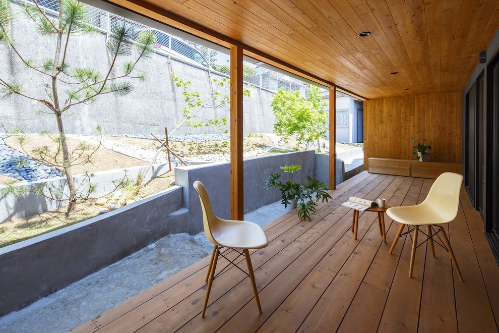 大阪にある和風のおしゃれなテラス・中庭 (デッキ材舗装、張り出し屋根) の写真