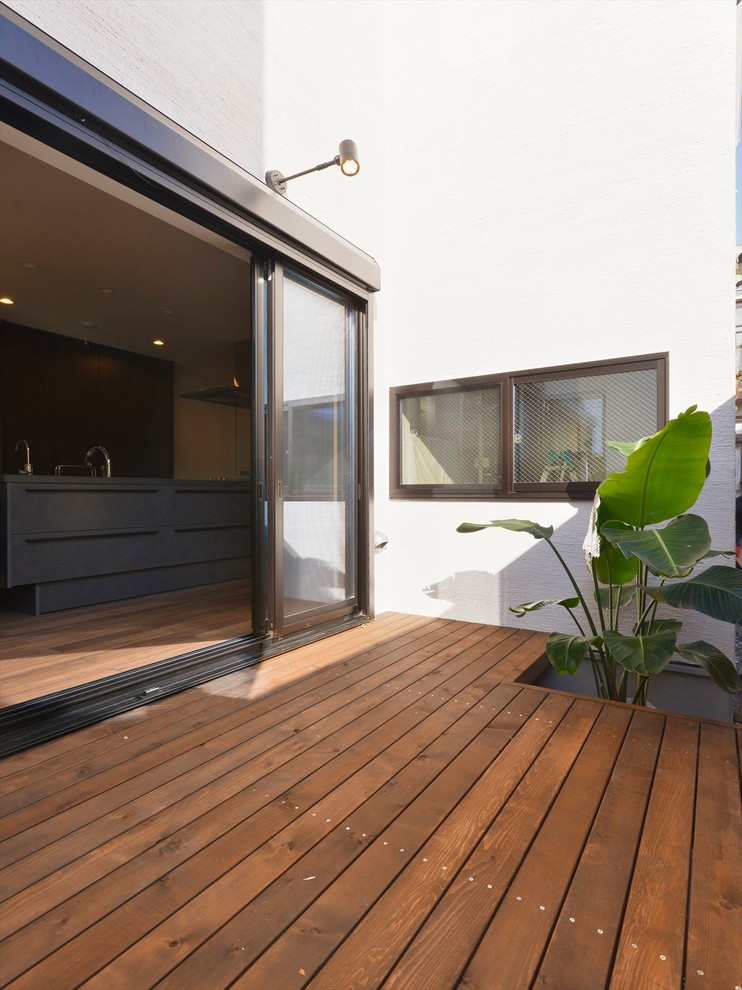 Стильный дизайн: двор на внутреннем дворе в стиле модернизм с настилом - последний тренд
