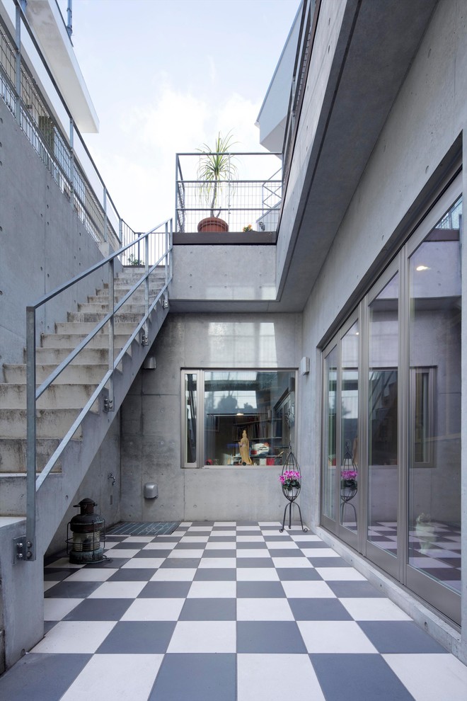 Example of an urban courtyard patio design in Tokyo with no cover