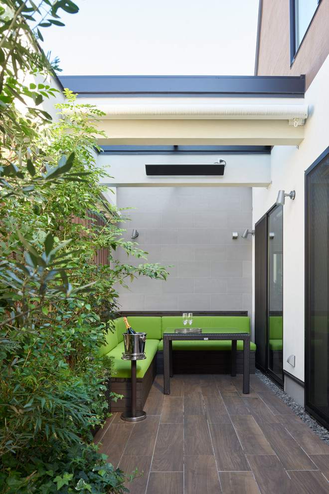 Стильный дизайн: двор на боковом дворе в современном стиле с покрытием из плитки - последний тренд